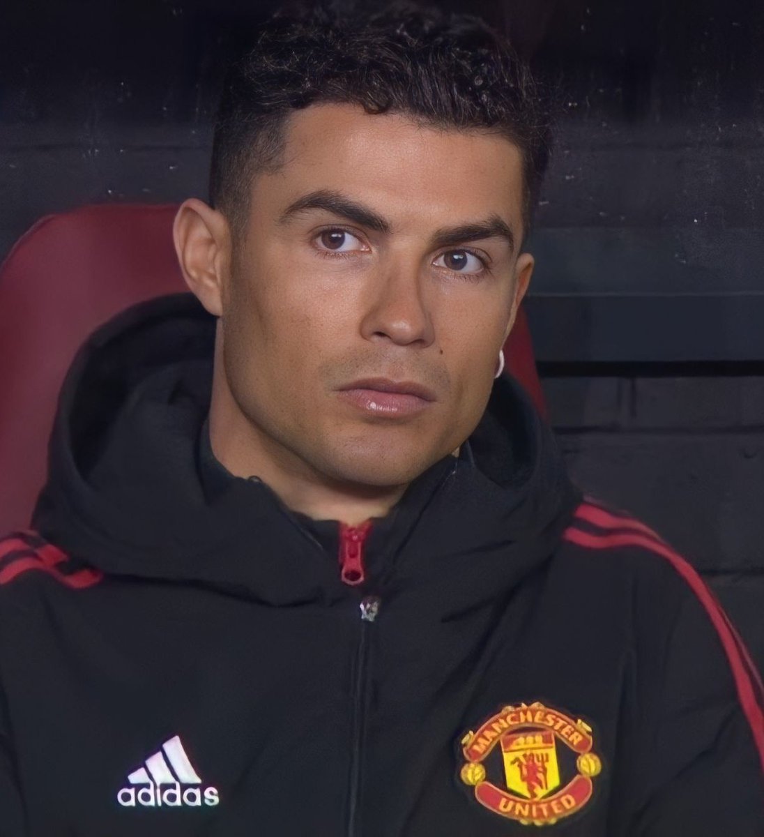 TeamCRonaldo's tweet photo. Cristiano Ronaldo agreed not to receive any pay off : saving Manchester United £17M. https://t.co/lppMuBRPOw