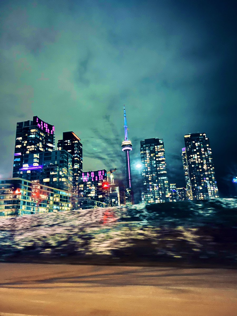 BasMirnes's tweet photo. Toronto, Canada such a beautiful scene at night 🇨🇦 💪 https://t.co/WKedzRV505