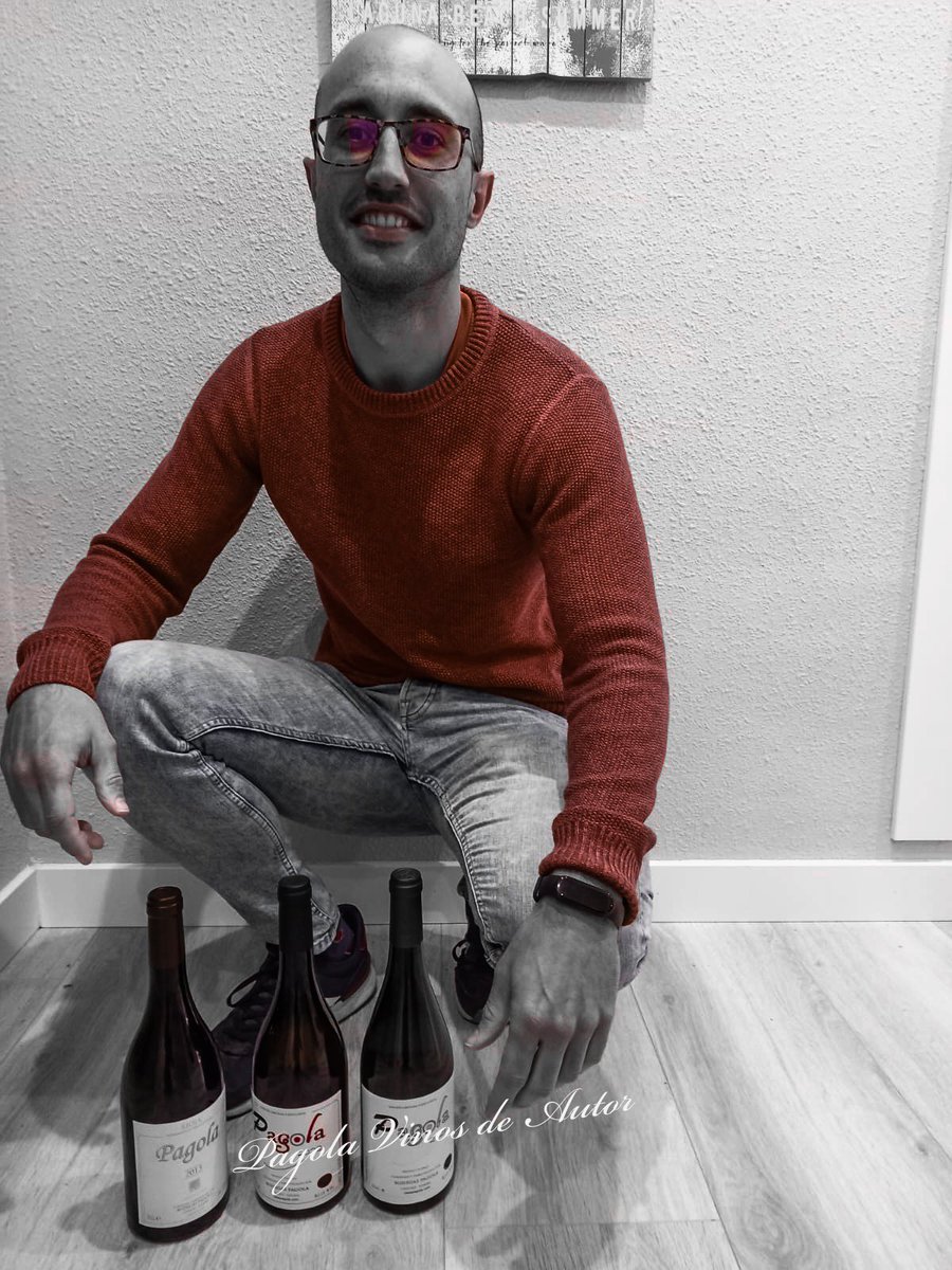 CarlosPagolaEno's tweet photo. Grande Rodrigo 👌🏻, con su premio 🙏🏻, por aquí preparando la Navidad, feliz día 🖐🏻

#casapagola #bodegaboutique #enoturismo #rioja #ardoa #vinopremium #enoturisme #ilovewine #authorwine #laRioja #Wein #Weingut #viñedo#enoturismoenfamilia

#GentequeMolatomandoPagola https://t.co/E5gQEFPy3L