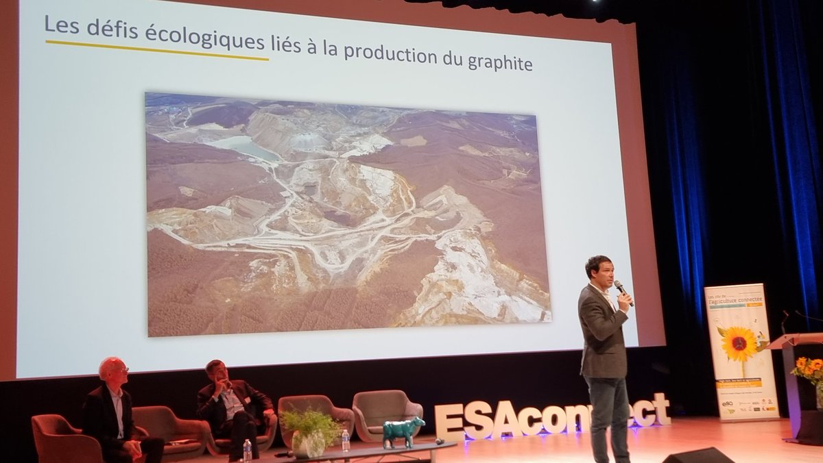 v_lebourgeois's tweet photo. 📲 🌍 Cet après midi à #Esaconnect on parle sac à dos écologique du numérique ! avec @GuillaumePitron 
💡 Et si vous souhaitez approfondir le sujet : perso je vous invite à participer à @FresqueDuNum👍
 et sur #Angers contacter @Elodou1 😉
.
#agriculture #numérique #agtech https://t.co/iKsAjBFNO5
