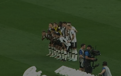 princeofmykonos's tweet photo. #GERJPN Beim Gruppenfoto hält sich die Nationalmannschaft den Mund zu. https://t.co/r7S1beaxZc