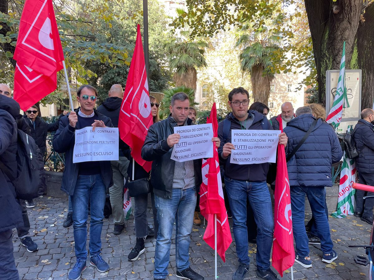 FpCgilNazionale's tweet photo. 🟥 𝗦𝗧𝗔𝗕𝗜𝗟𝗜𝗭𝗭𝗔𝗥𝗘 𝗜 𝗣𝗥𝗘𝗖𝗔𝗥𝗜 𝗗𝗘𝗟𝗟𝗔 𝗚𝗜𝗨𝗦𝗧𝗜𝗭𝗜𝗔, 𝗡𝗘𝗦𝗦𝗨𝗡𝗢 𝗘𝗦𝗖𝗟𝗨𝗦𝗢!
📌 Ora in presidio a Roma @minGiustizia 

Info ➡️ https://t.co/JOG08hv7u7 https://t.co/Z3AfFQ0JlF