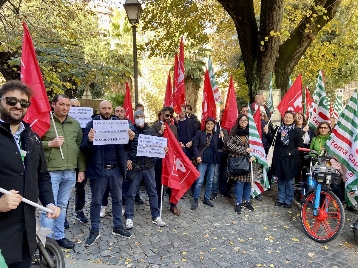 FpCgilNazionale's tweet photo. 🟥 𝗦𝗧𝗔𝗕𝗜𝗟𝗜𝗭𝗭𝗔𝗥𝗘 𝗜 𝗣𝗥𝗘𝗖𝗔𝗥𝗜 𝗗𝗘𝗟𝗟𝗔 𝗚𝗜𝗨𝗦𝗧𝗜𝗭𝗜𝗔, 𝗡𝗘𝗦𝗦𝗨𝗡𝗢 𝗘𝗦𝗖𝗟𝗨𝗦𝗢!
📌 Ora in presidio a Roma @minGiustizia 

Info ➡️ https://t.co/JOG08hv7u7 https://t.co/Z3AfFQ0JlF