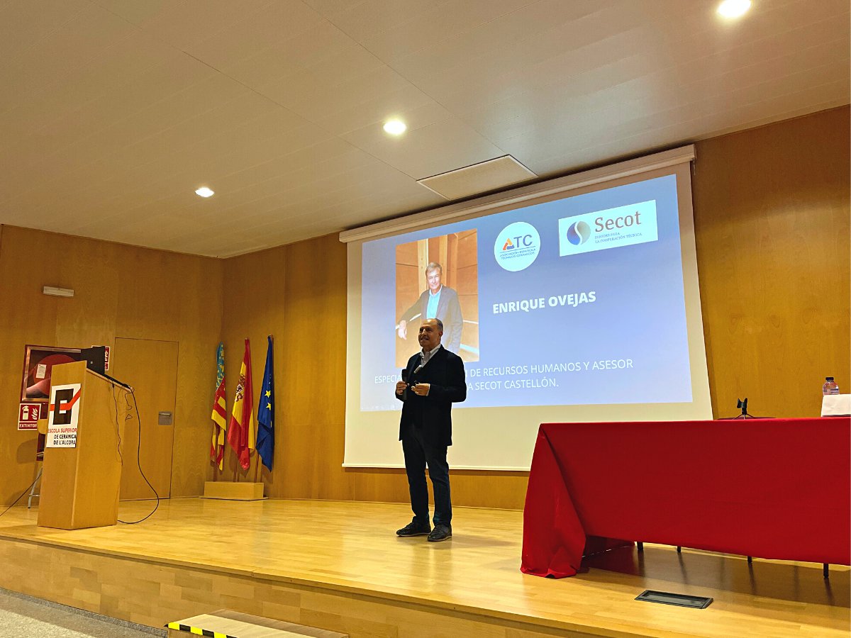 atece_org's tweet photo. 👨🏫Esta mañana hemos estado en la V Jornada de Diseño y Cerámica organizada por @escalcora
#salidasprofesionales #jornadasATC #ESCAL #industriaceramica #clústerceramico #ponenciasATC #diseño #ceramica https://t.co/HsLcUPTeGu