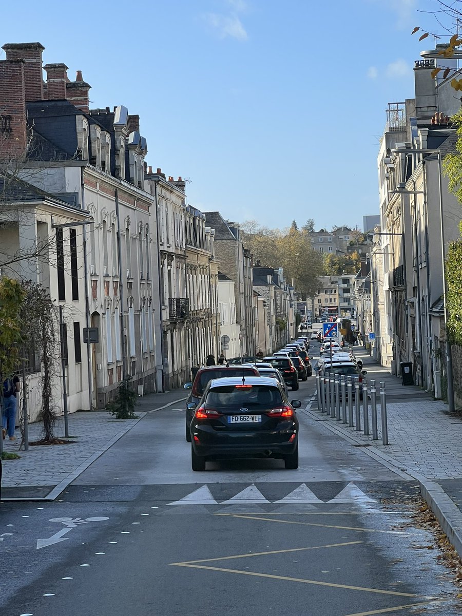 rodbeaudouin's tweet photo. @Laval_la_Ville 13h50 rue Crossardière. Très bientôt le bouchon débutera même dès l’avenue de la gare 👍 https://t.co/EiMQ8nSGr9