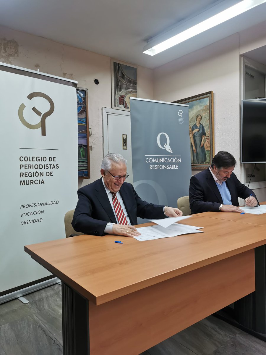 UMHC1's tweet photo. Muchas gracias al Colegio Oficial de Periodistas  de la Región de Murcia(@PeriodistasRM) por la entrega del #SelloComunicaciónResponsable a la @UMHC1.👏 👏 
➡️Este sello supone un compromiso con el ejercicio responsable de la comunicación. https://t.co/Dahny17u8K