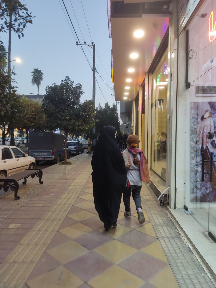 AghaErfi's tweet photo. مادر حامی دختر
این تصویر زیبا در شریعتی بابل
#مهسا_امینی https://t.co/t8gt0QBv9C