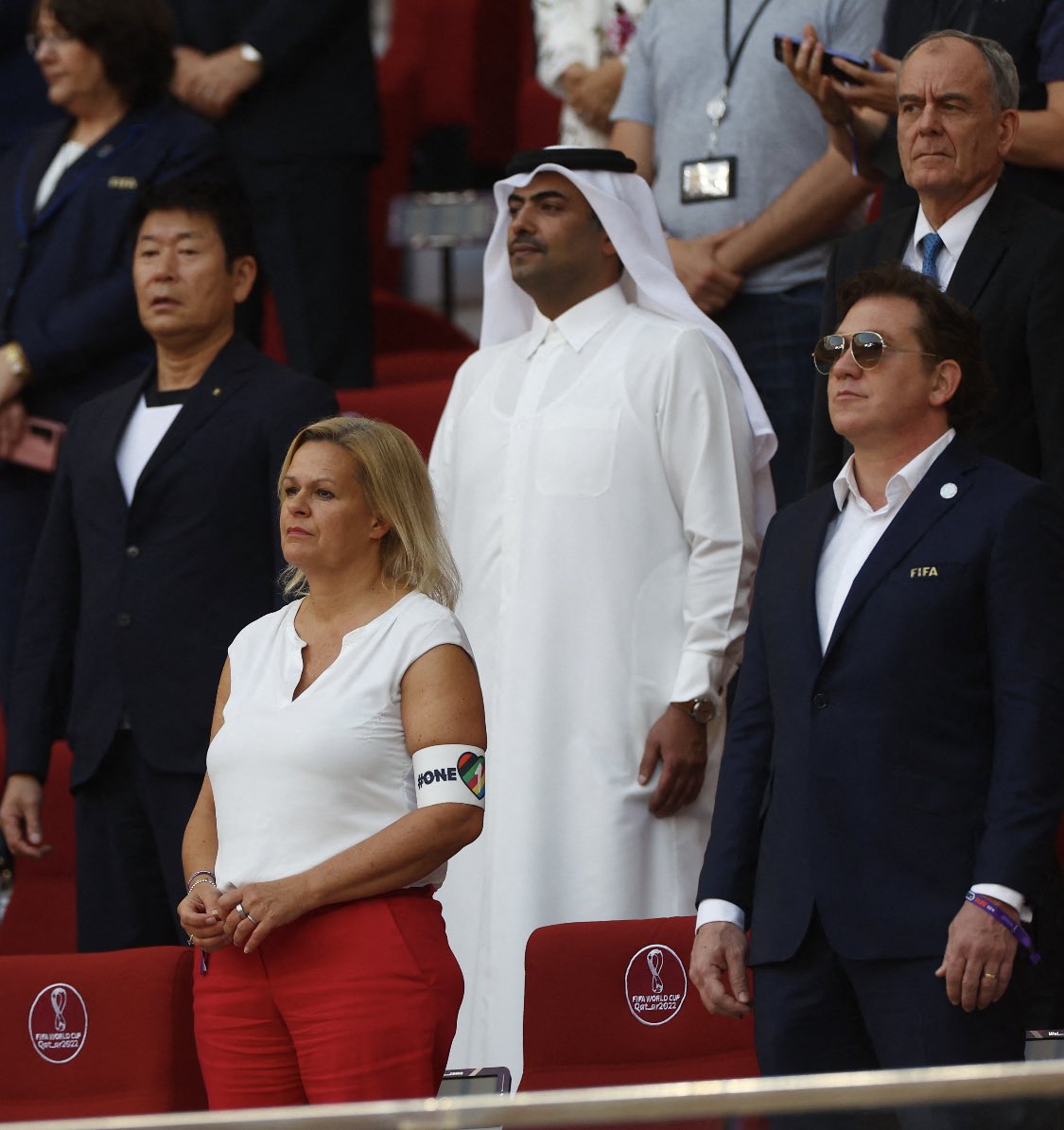 Mundzuhalten bei #GERJPN – Geste zu klein und missverständlich. Mund auf, nicht zu, müsste die Botschaft sein. Und selbst das zensiert die #Fifa. Stark: die Innenministerin <a href="/NancyFaeser/">Nancy Faeser</a> neben den Scheichs mit One Love Binde auf der Tribüne!