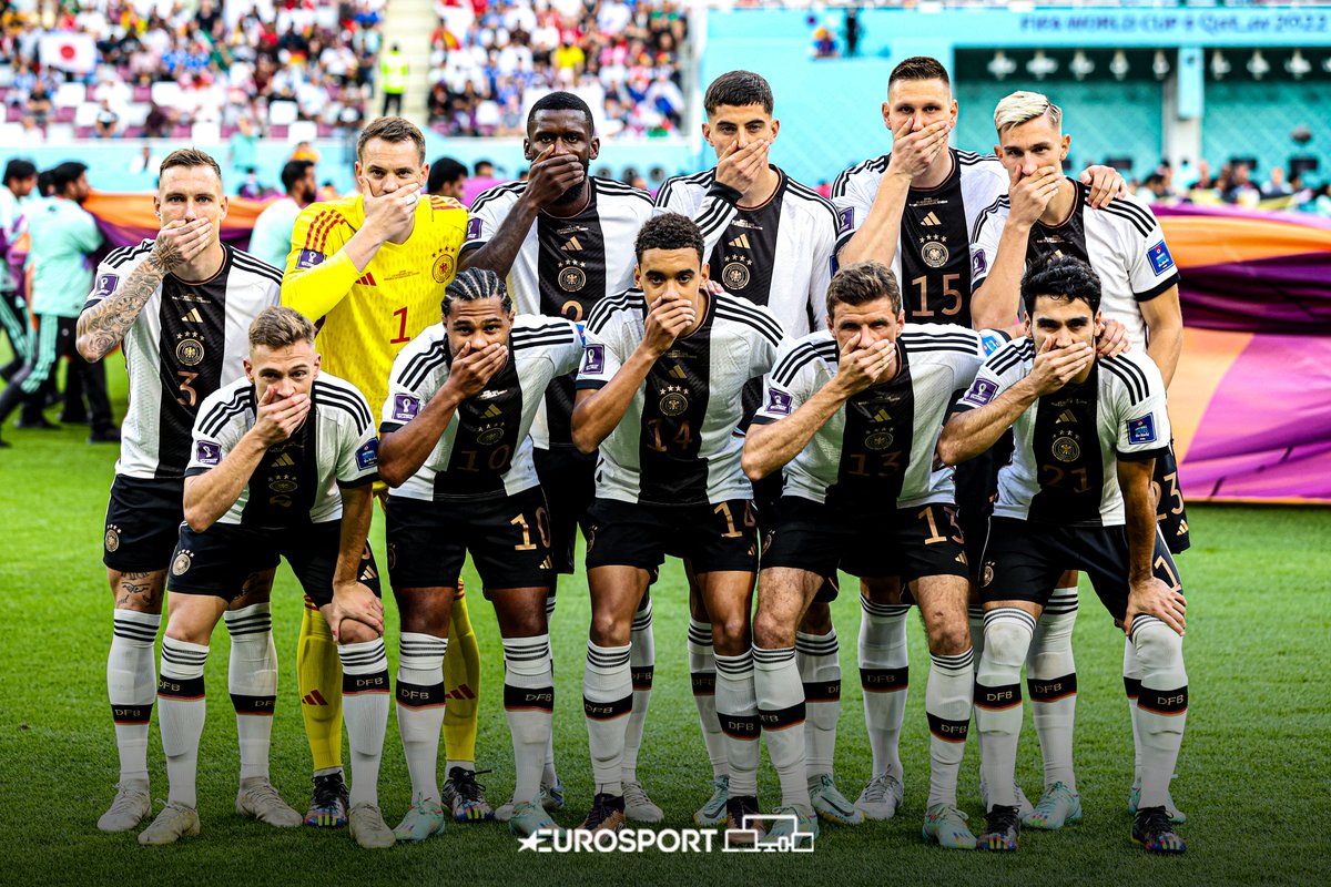 Una foto che rimarrà nella storia dei Mondiali 🇩🇪 #GermaniaGiappone | #Qatar2022