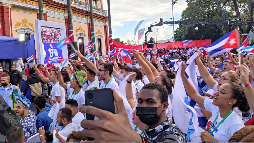 DrRobertoMOjeda's tweet photo. Emociona la profundidad y compromiso de los debates que tienen lugar en el 19no. Congreso de @OclaeO1 en #Venezuela, donde asiste una delegación de #Cuba. En los jóvenes está el futuro de la Patria Grande. #CubaPorLaPaz https://t.co/NAFCMqWOZ8