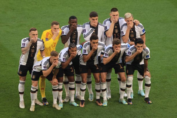 Le message des joueurs allemands après le refus de la FIFA de laisser le capitaine porter le brassard One Love. 🫢