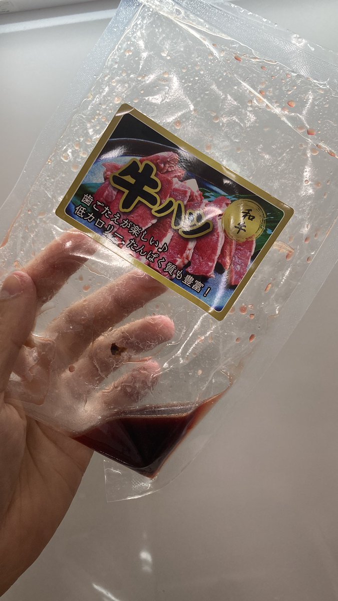 itokazuki24's tweet photo. 豚ハツはよく、スーパーで見ますよね
牛ハツはなかなか食べれませんよー

袋から箸で取って。とにかく、ドリップ「臭み」を入れない

袋ごとフライパンにダイブはNGです

そして、焼き過ぎない

加熱とは75°で芯まで3分以上火を通す事です

ホルモンは焼きすぎたら硬くなるだけ https://t.co/A61bBpUHlI