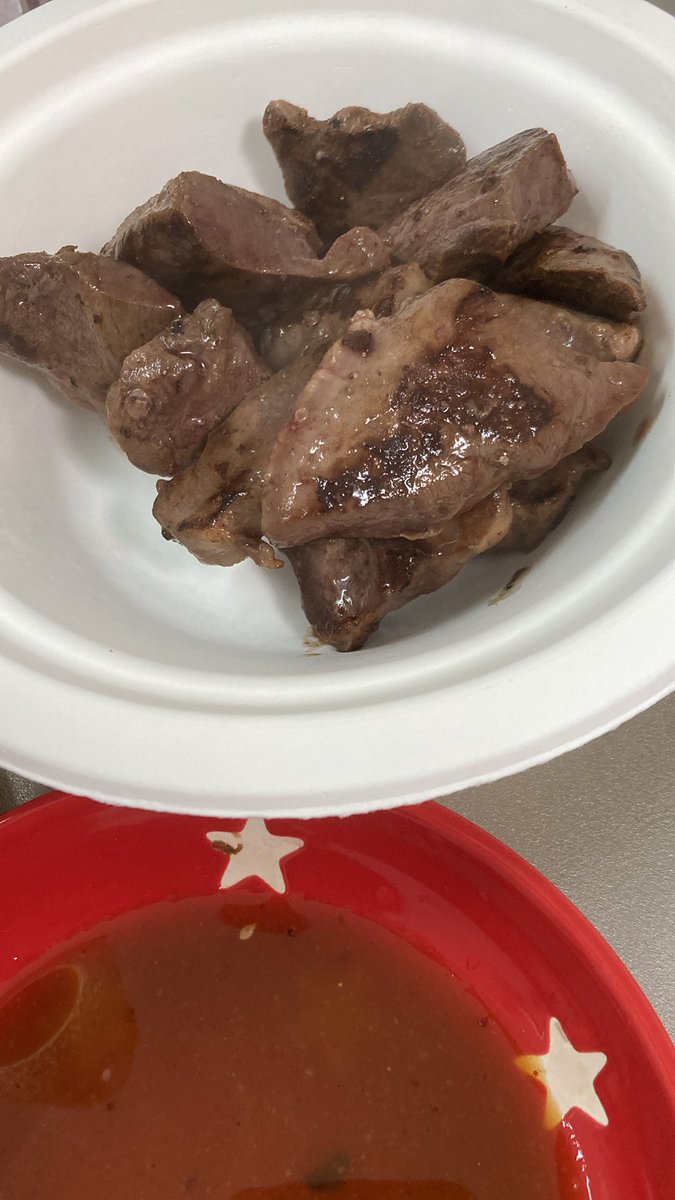 itokazuki24's tweet photo. 豚ハツはよく、スーパーで見ますよね
牛ハツはなかなか食べれませんよー

袋から箸で取って。とにかく、ドリップ「臭み」を入れない

袋ごとフライパンにダイブはNGです

そして、焼き過ぎない

加熱とは75°で芯まで3分以上火を通す事です

ホルモンは焼きすぎたら硬くなるだけ https://t.co/A61bBpUHlI