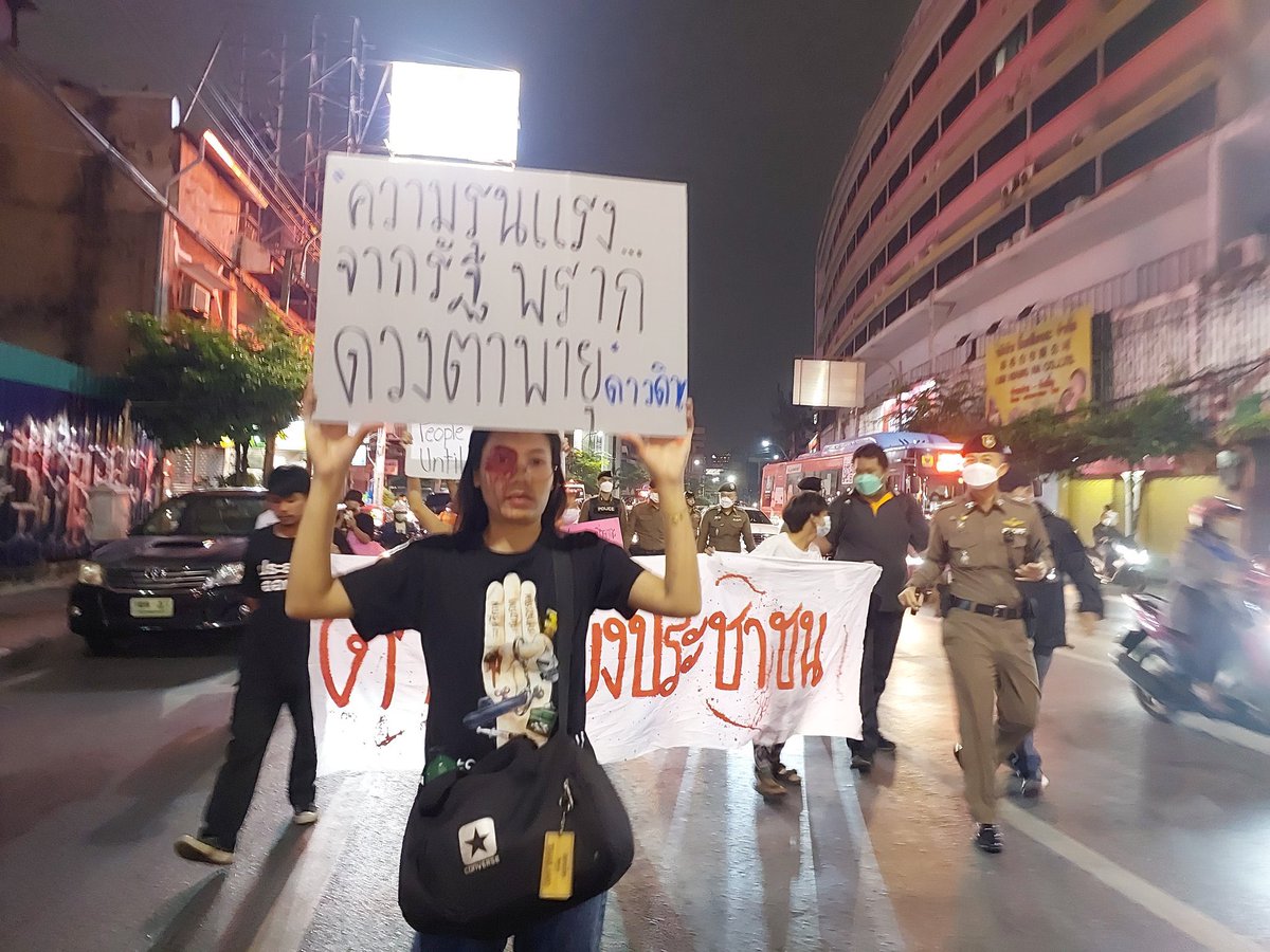thalugazzz's tweet photo. กลุ่มมวลชนอิสระทำกิจกรรมเชิงสัญลักษณ์ ณ เยาวราช โดยทาตาขวาด้วยสีแดง และถือป้ายที่มีข้อความเกี่ยวกับการเรียกร้องความยุติธรรมให้ #พายุดาวดิน ที่ถูกคฝ.ยิงกระสุนยางจนดวงตาสูญเสียการมองเห็นข้างหนึ่ง 
#ดวงตาหนึ่งดวงจะสร้างดาวอีกล้านดวง 
#ใครยิงพายุ 
#คฝยิงพายุ https://t.co/8tq7OymdVx
