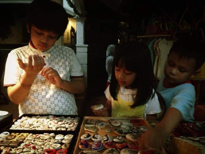 StarKids98's tweet photo. Abang Keynaa31 dan Branti lagi blusukan ke stand ranty stone art ;)
#PastiPuasPastidiBlibli #BlibliSPO #Keynaa31 https://t.co/ytTrnv5D2V