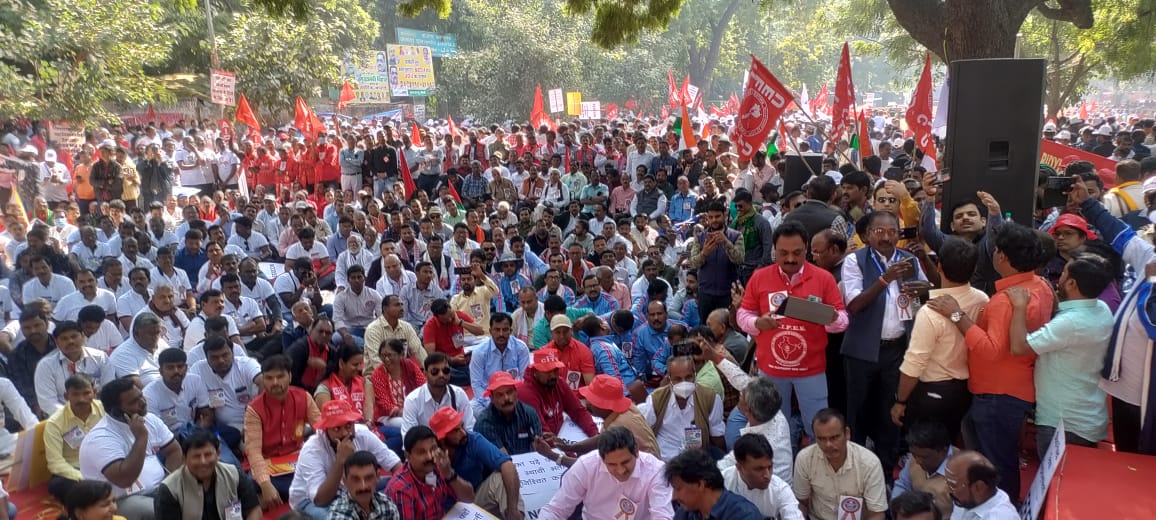 KeshavKumarVyas's tweet photo. Today participated in Dharna Demonstration at Delhi Jantar Mantar organized by NCCOEEE.
From throughout country thousands of #electricity employees gathered in Delhi with slogan #SavePowerSector #SaveIndia
@PMOIndia
@MinOfPower
@AmarjeetAITUC
@mlyadavAITUC
@ComradeDRaja
@RajCMO https://t.co/fabuSaVUWl