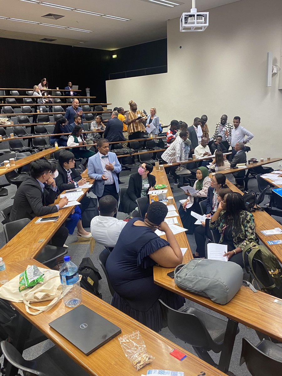 Breakout sessions to refine top research questions for #OneHealth implementation research projects in #AMR at #TGHN2022 workshop at <a href="/UCT_news/">UCT</a> . Young creative global health leaders of the future from multiple@countries. Well done <a href="/info_TGHN/">The Global Health Network</a> for organising inspiring conference!