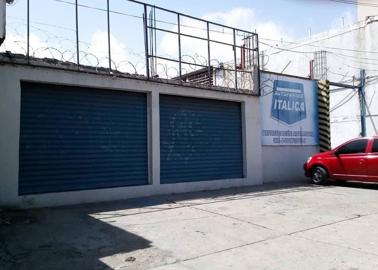 vendoenoriente1's tweet photo. En venta Galpón de 540 m2, incluye 150 m2 de oficinas y un local de ventas. Está ubicado en la Av. Bolívar de #PuertoLaCruz, Edo. #Anzoátegui. El frente da con la mencionada Av. y el Fondo da con la Calle la Fe. Precio $150.000 https://t.co/22LbqUZ5jA