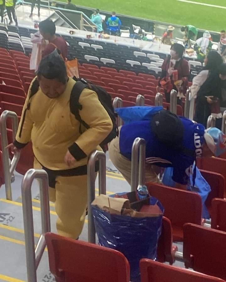 Decenas de aficionados japoneses se quedaron al final del partido Qatar-Ecuador para limpiar las gradas del estadio

Mientras todos corrían a la salida, los japoneses esperaban y luego vinieron con sus propias bolsas de basura a limpiar las gradas
RESPETO 🇯🇵 🙏
#UnidosEnVictorias