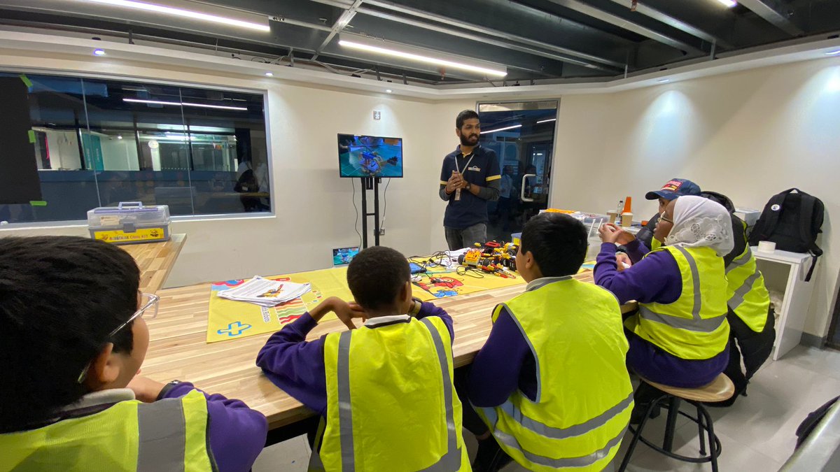 RobothinkUK's tweet photo. We are committed to the future qnd growth of #STEMeducation in the UK. It was fun meeting students from @olive_hackney talking STEM Careers,building some amazing Robots 😍 https://t.co/3XmhrO7o0N