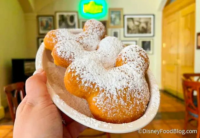 DisneyFoodBlog's tweet image. Beignets for breakfast! 😋 

Recipe: Make Your Very Own Mickey Mouse Beignets At Home! buff.ly/3AsDfge