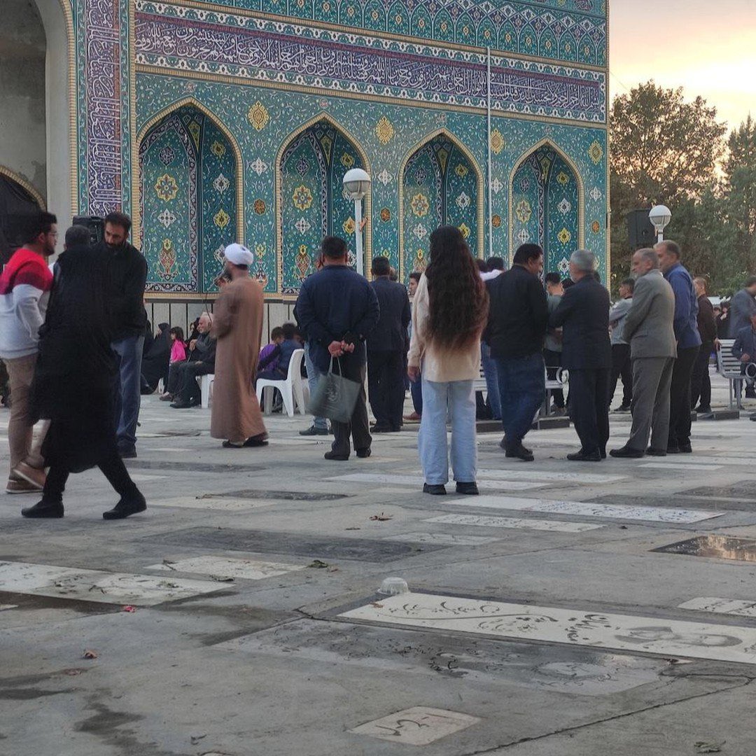 isabelschayani's tweet photo. #GonbadeQabus, ein kleiner Ort im Norden des #Iran. Vor der Moschee. Das Mädchen mit ihren langen Haaren. https://t.co/VDfdXJnSVz