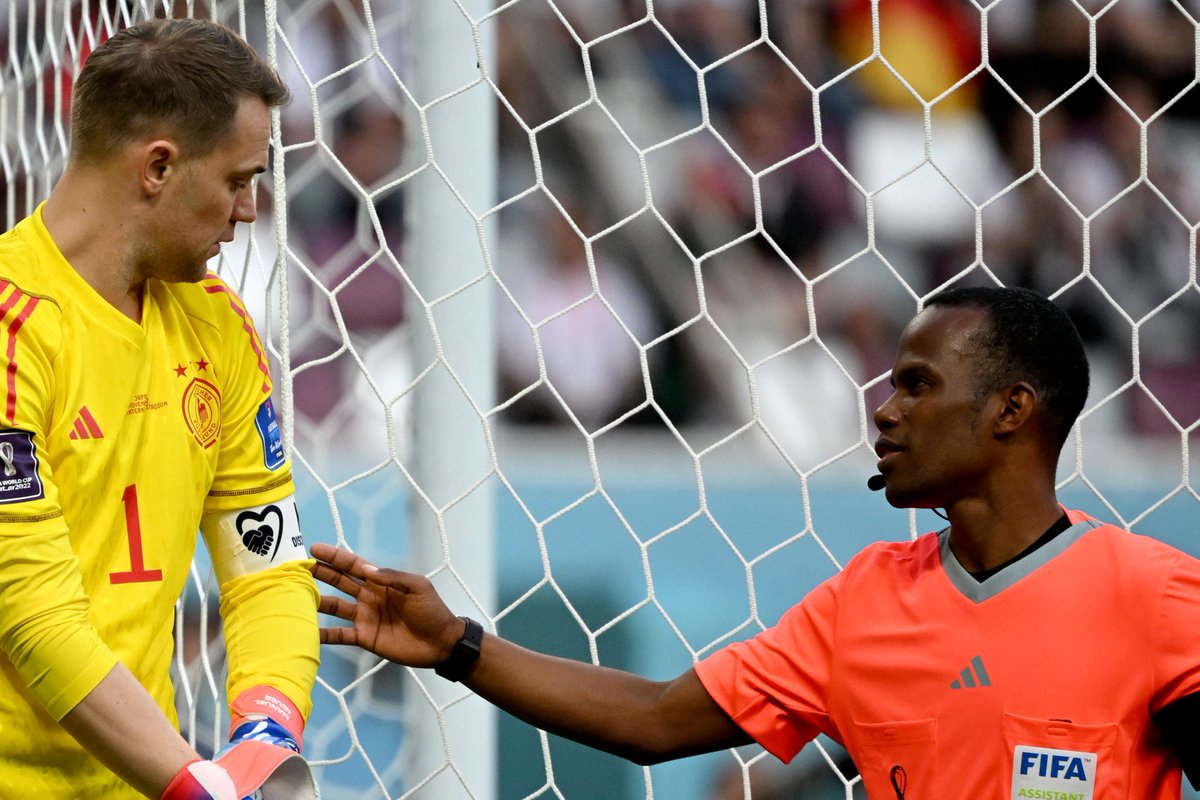 Aquí está una de las fotos del Mundial: un asistente revisando el brazalete de capitán de Neuer. Al final, no luce el de OneLove, sí uno de "No a la discriminación"

📸 AFP /  #Qatar2022 #FifaWorldCup #QatarxKL