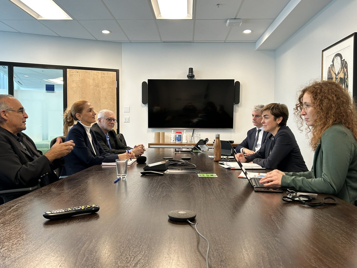 CFrechette's tweet photo. Premières rencontres avec des partenaires clés du réseau communautaire, qui oeuvrent à l’accueil des réfugiés et des nouveaux arrivants. La francisation et l’intégration sont au ♥️ de nos priorités. Merci pour votre collaboration et votre engagement. #TCRI @RofqCa @CaciImmigrants https://t.co/x9k8GrDoUL