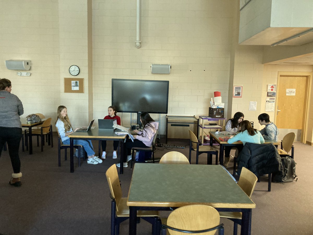 DavidGusitsch's tweet photo. Ms. Campbell and her #SaxeSS students are taking advantage of the adjoining @SaxeMS Design Lab and Upper Mez Innovation spaces to think, collaborate, and create with each other! #SaxeInnovates #SaxeDesignLab https://t.co/PBkbo8QfWK