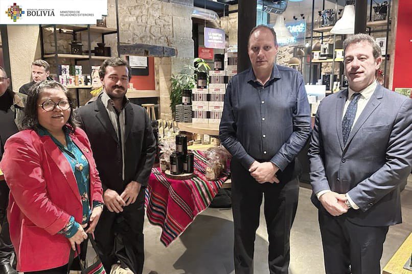 El Café Boliviano es altamente valorado en Francia a través de Malongo, el Viceministro <a href="/BBlancoF/">Benjamin Blanco</a> realizó una visita a esta empresa junto a la embajadora de Francia en Bolivia, UNODOC, funcionarios del <a href="/francediplo_ES/">Francia Diplomacia 🇫🇷🇪🇺</a> y actores vinculados al comercio justo.(1/3)
