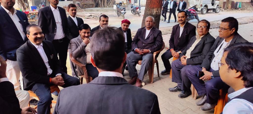 UDAYBHANSINGHK5's tweet photo. आज जिला विधिक सेवा प्राधिकरण के सचिव श्री कुंवर मित्रेश सिंह कुशवाहा जी व विद्वान वरिष्ठ अधिवक्तागण का आशीर्वाद प्रेम एवं स्नेह प्राप्त हुवा।आप सभी सम्मानित का इस प्रेम एवं स्नेह के लिए हृदय से आभार व्यक्त करता हूँ। https://t.co/s6lmoutjof