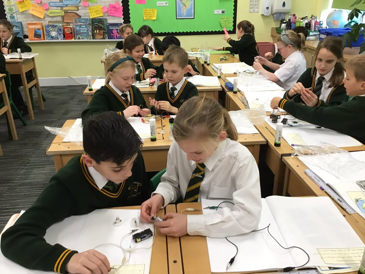 laceygreenpa's tweet image. 4Z are exploring circuits this afternoon in science. Wish them luck! #LGPAScience