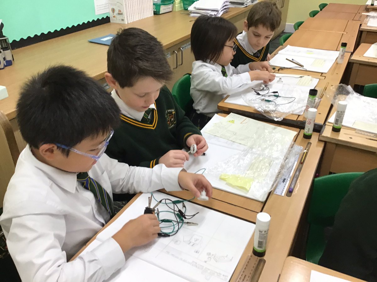 laceygreenpa's tweet image. 4Z are exploring circuits this afternoon in science. Wish them luck! #LGPAScience