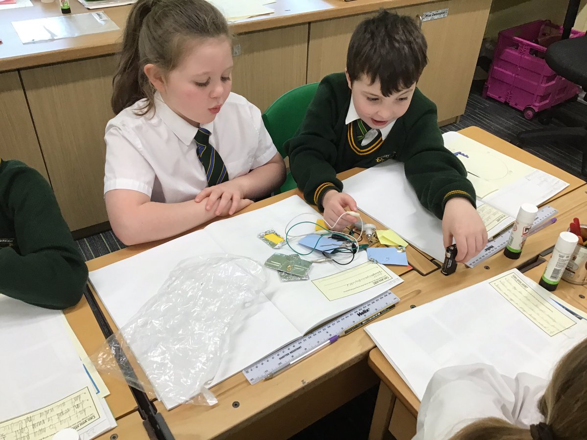 laceygreenpa's tweet image. 4Z are exploring circuits this afternoon in science. Wish them luck! #LGPAScience