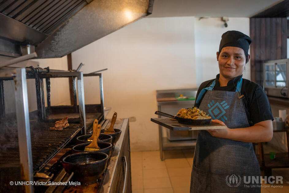 ACNUR_es's tweet photo. Marcia👩🍳, refugiada hondureña, lidera e inspira a quienes la rodean por su dedicación y entusiasmo en el restaurante donde trabaja.
Encontró seguridad y ha empezado una nueva vida en Guatemala. https://t.co/2eoNNFr3ZP