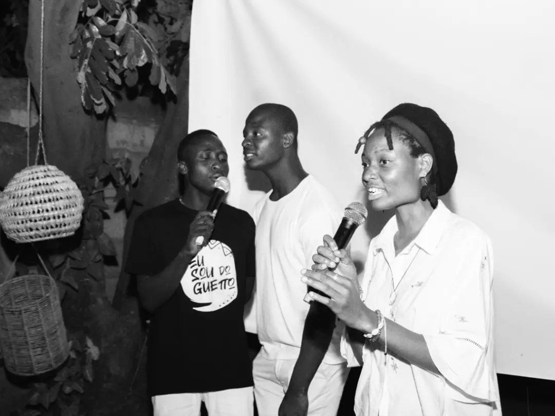 Chamanculoevida's tweet photo. Ecos do Kuxa Ka Guetto na Galeria Piriquitas na Polana Caniço.🔥🤩
O nosso khanimambu a tod@s @s participantes e aos parceiros.
Fotografias de Ildefonso Colaço 🙏🏾
@avsi_foundation @avsi_mozambique
#ChamanculoeVida #AVSI #cinema #galeriapiriquitas #KuxaKaGuetto https://t.co/fN9vCCVHQO