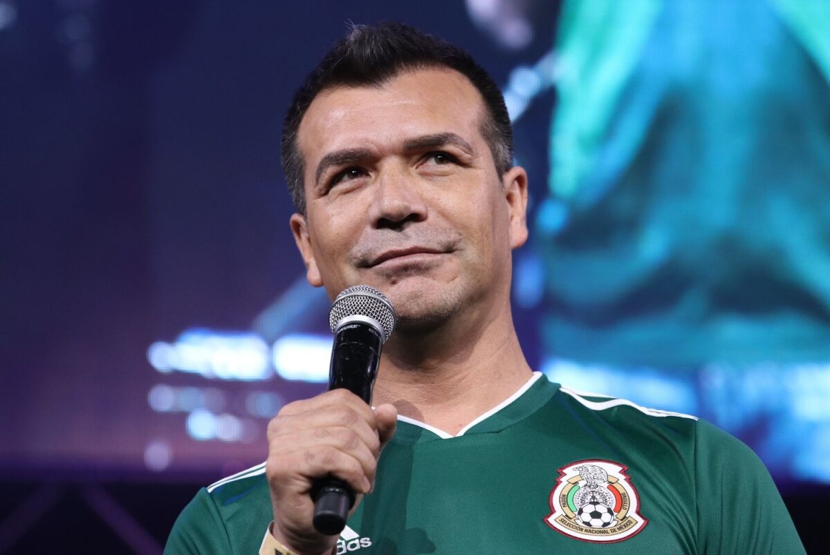 Mexican football legend Jared Borgetti on Poland in #MEXPOL: 💬

'I don't understand why you play like that. Look at how weak we (Mexico) are. You have Lewandowski, Zieliński... these are players that Mexico can only dream of having. And yet you play anti-football?'

(Meczyki)