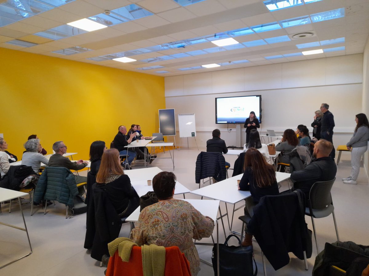 astusciences's tweet photo. Première collaboration entre le Hall 32 et la @Fond_CGenial initiée par @astusciences. Plusieurs professeurs vont cet après-midi (re)découvrir les métiers de l'industrie et échanger avec des professionnels. 👷♀️👷♂️ #hall32 #clermontferrand #clermontfd #clermont #clfd #cstiaura #csti https://t.co/DEnwaUvcdy