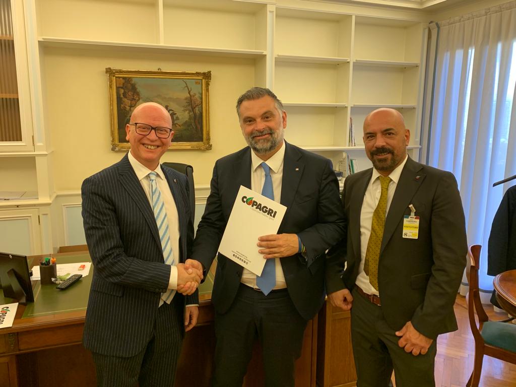 Copagri's tweet photo. #Manovra: proficuo confronto con i presidenti delle Comagri del #Senato Luca #DeCarlo e della #Camera Mirco #Carloni.

#Battista, bene interventi su #CaroEnergia, taglio #cuneofiscale e stop #plastictax e #sugartax, ma serve ulteriore sforzo su #credito.

https://t.co/zpuA5mpCsu https://t.co/zziYuzXvdb
