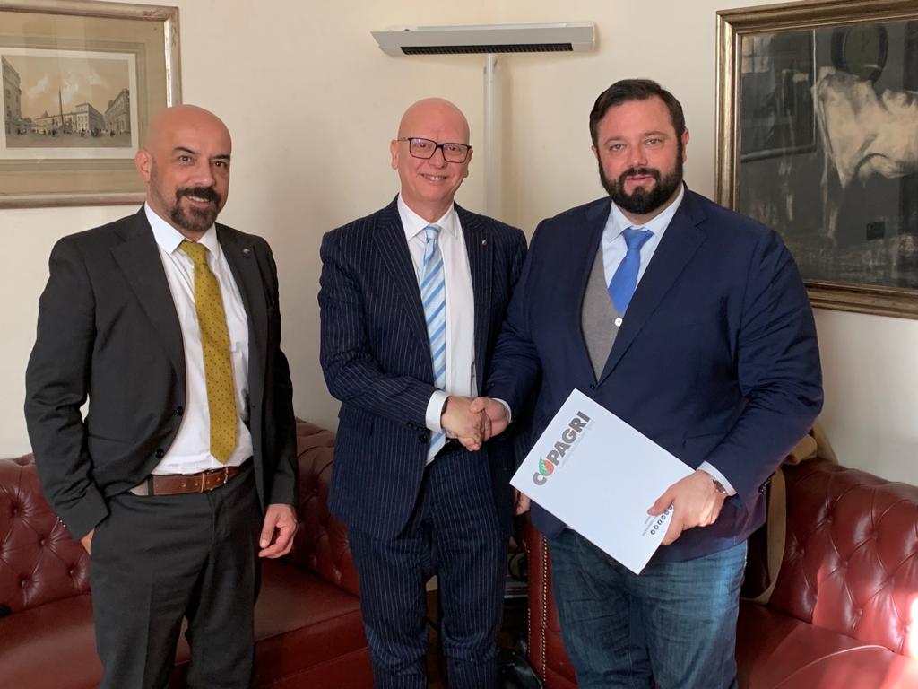 #Manovra: proficuo confronto con i presidenti delle Comagri del #Senato Luca #DeCarlo e della #Camera Mirco #Carloni.

#Battista, bene interventi su #CaroEnergia, taglio #cuneofiscale e stop #plastictax e #sugartax, ma serve ulteriore sforzo su #credito.

bit.ly/3tSqSGv
