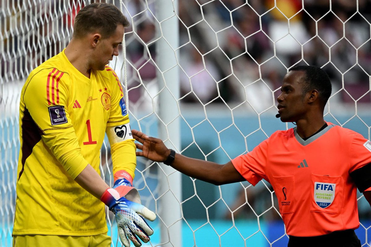 FutboolFichajes's tweet photo. El asistente revisó a Neuer por si llevaba algo del movimiento LGTB. 

#Qatar2022 https://t.co/idGNRev1ez