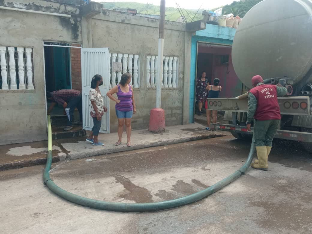 dhernandezlarez's tweet photo. La #FANB con su @GNB_Pueblo siempre dando respuesta dondequiera que la Nación nos necesite ! https://t.co/KL521n9Jmt