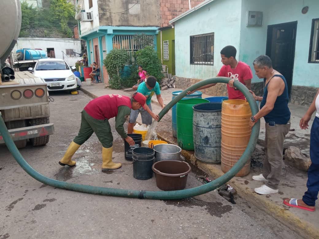 dhernandezlarez's tweet photo. La #FANB con su @GNB_Pueblo siempre dando respuesta dondequiera que la Nación nos necesite ! https://t.co/KL521n9Jmt