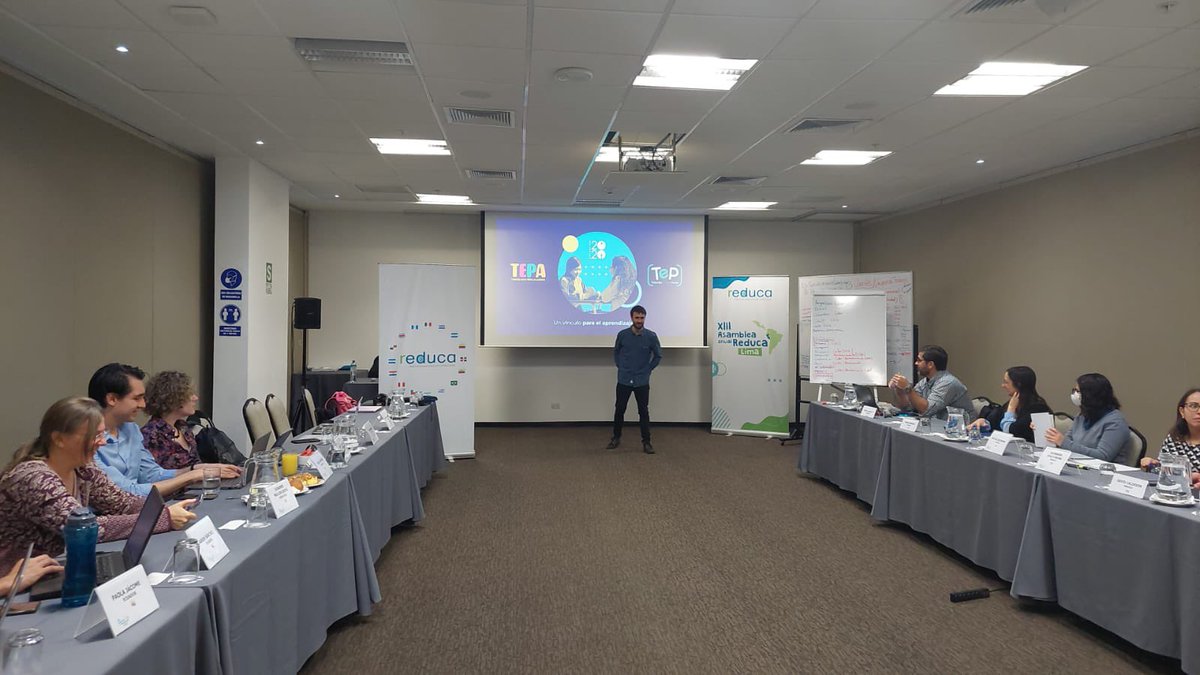 Educacion2020's tweet photo. Nuestro Subdirector de Política Educativa, Jorge Ibáñez (@joribanec), expone sobre la estrategia de aprendizaje activo #TutoríasEntrePares, en la XIII Asamblea anual de @reduca_al en Lima, Perú.

#2020Presente 💪 https://t.co/bL8AYLrDpB