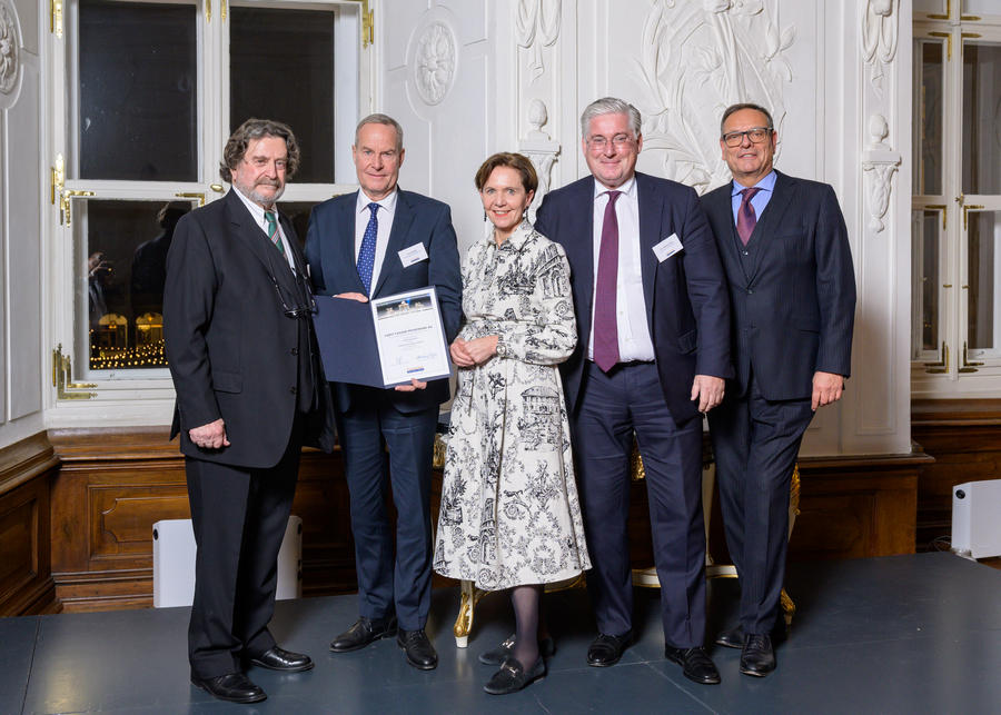fuggerbank's tweet photo. Wir sind sehr stolz, bereits zum 15. Mal in Folge durch den Elite Report mit SUMMA CUM LAUDE zu einem der besten Vermögensverwalter in deutschsprachigen Raum ausgezeichnet zu werden. Unser Dank gilt vor allem unseren Mitarbeitern, ohne die dieser Erfolg nicht möglich wäre. https://t.co/ws9dJkoPqS