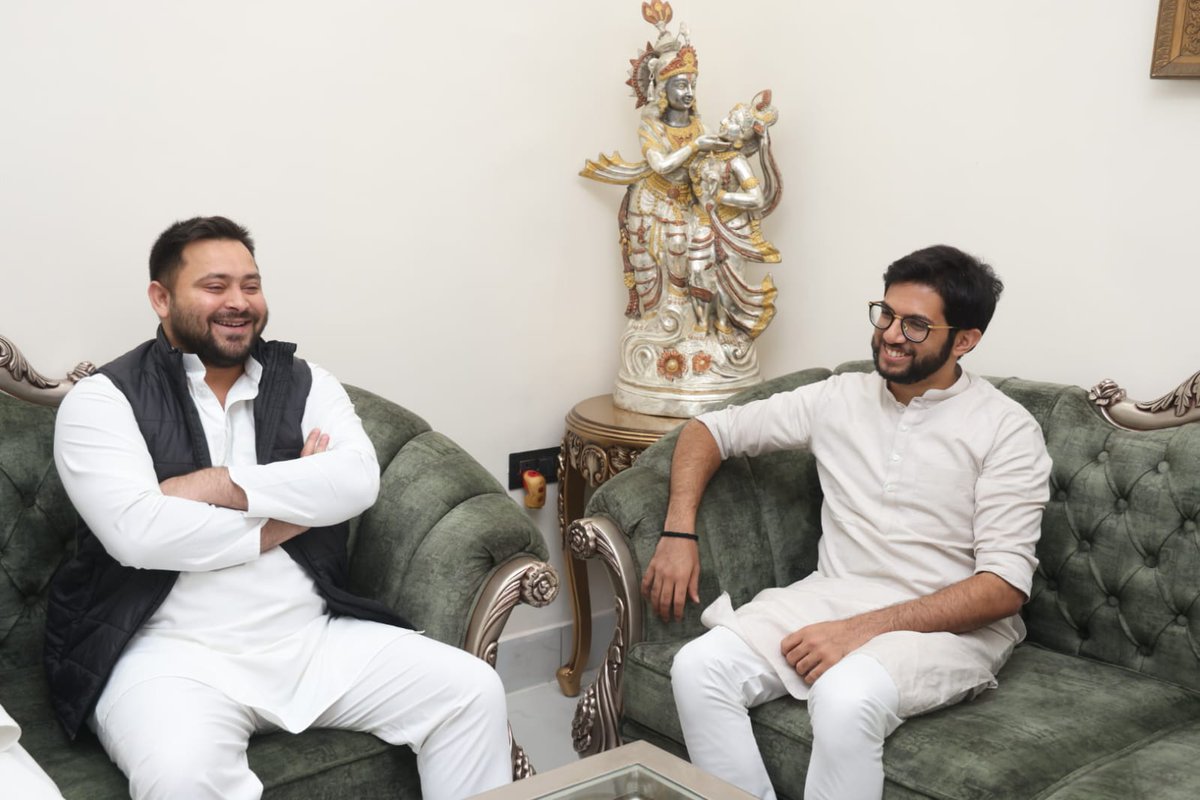 आज बिहार के उपमुख्यमंत्री, राजद युवानेता श्री. <a href="/yadavtejashwi/">Tejashwi Yadav</a> जी से पटना,बिहार में भेंट कर विभिन्न विषयों पर चर्चा की। 

वक़्त की यही माँग है कि देश के युवा संविधान और लोकतंत्र के लिए मिलकर काम करें।