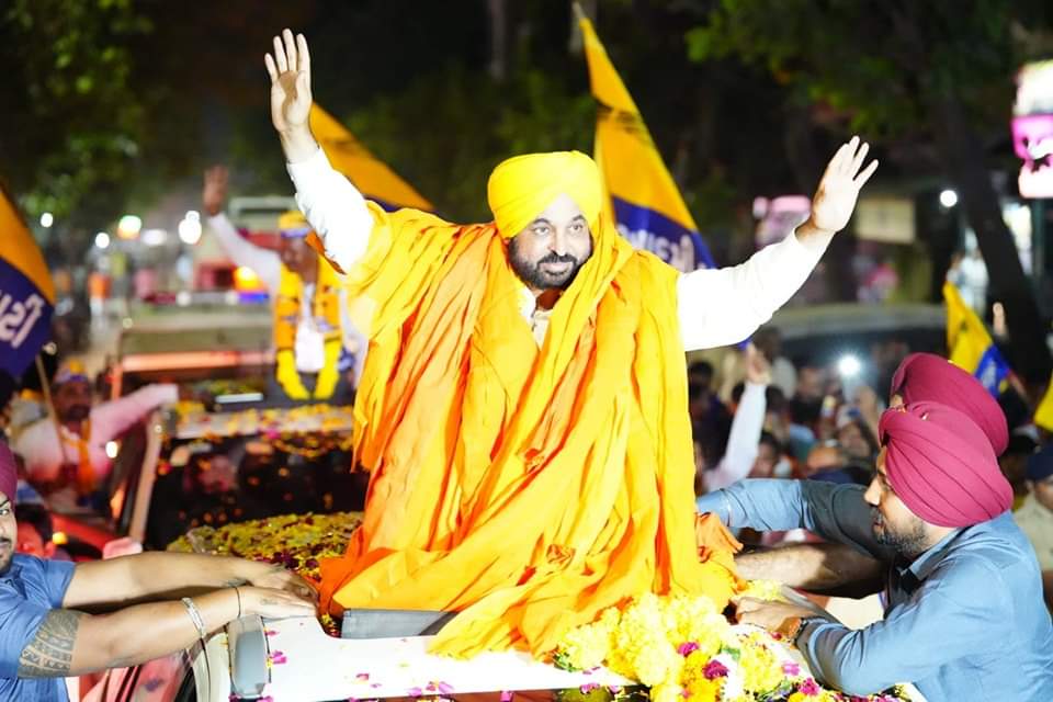 Tractor2twitr_P's tweet photo. ਸਰਕਾਰ ਕਿਸਾਨਾਂ ਦੀਆਂ ਮੰਨੀਆਂ ਮੰਗਾਂ ਮੁਕਰ ਕੇ ਹੋਰ ਸੂਬਿਆਂ ਵਿਚ ਭੰਗੜੇ ਪਾ ਰਹੀ ਹੈ। ਕਿਸਾਨ‌ ਮਰਨ ਵਰਤ ਤੇ ਬੈਠੇ ਨੇ ਤੇ ਓਹਨਾ ਦੀਆਂ ਜ਼ਮੀਨਾਂ ਤੇ ਧੱਕੇ ਨਾਲ ਰੈੱਡ ਐਂਟਰੀਆਂ ਕੀਤੀਆਂ ਜਾ ਰਹੀਆਂ ਨੇ। BJP ਵਾਂਗੂੰ ਸਰਕਾਰੀ IT cell ਆਪਣੇ ਹੀ ਬਜ਼ੁਰਗ ਤੇ ਚਾਚੇ ਤਾਏ ਕਿਸਾਨਾਂ ਦਾ ਇੰਟਰਨੈੱਟ ਤੇ ਮਜ਼ਾਕ ਬਣਾ ਰਿਹਾ, ਨਫ਼ਰਤ ਉਗਲਣ ਲਗਾਇਆ ਹੋਇਆ। https://t.co/IPak7vyPz2