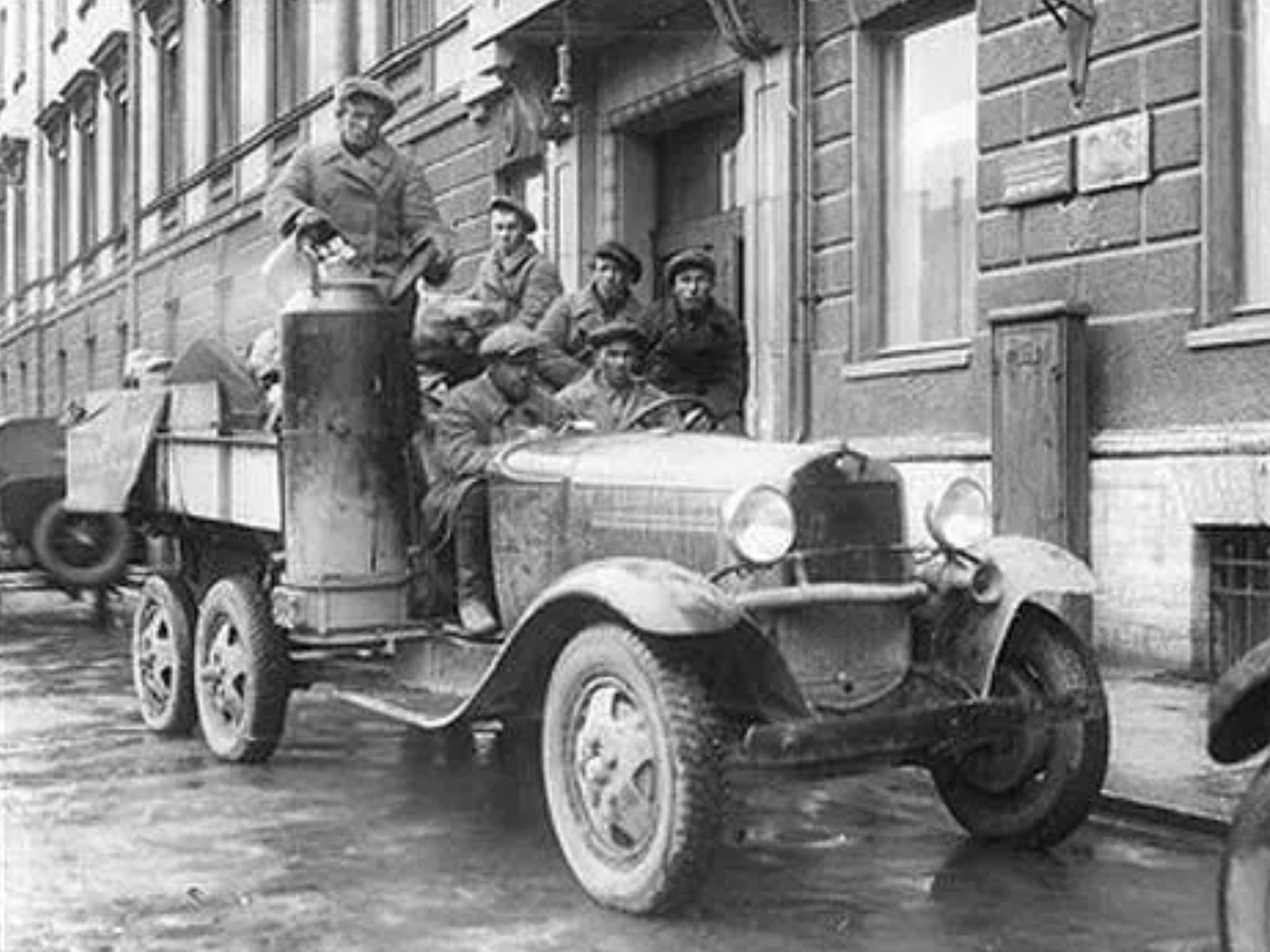 Первый автомобиль на дровах