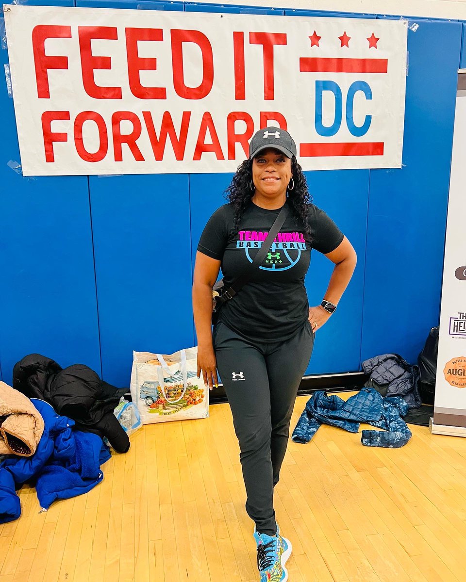 TeamCHAOS_Bball's tweet image. Thanks &amp;amp; Giving! @stefondiggs donated over 600 turkeys in collaboration w/ #Feeditforward @redgrantlaughs It was gr8 to #volunteer putting 🦃 &amp;amp; all the trimmings together for families in the city. #Thanksgiving @TeamThrill_Gbb