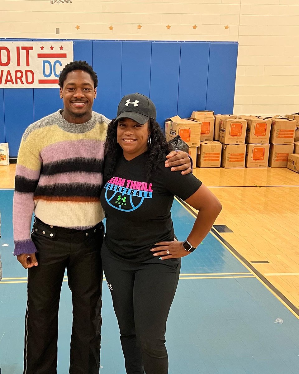 TeamCHAOS_Bball's tweet image. Thanks &amp;amp; Giving! @stefondiggs donated over 600 turkeys in collaboration w/ #Feeditforward @redgrantlaughs It was gr8 to #volunteer putting 🦃 &amp;amp; all the trimmings together for families in the city. #Thanksgiving @TeamThrill_Gbb